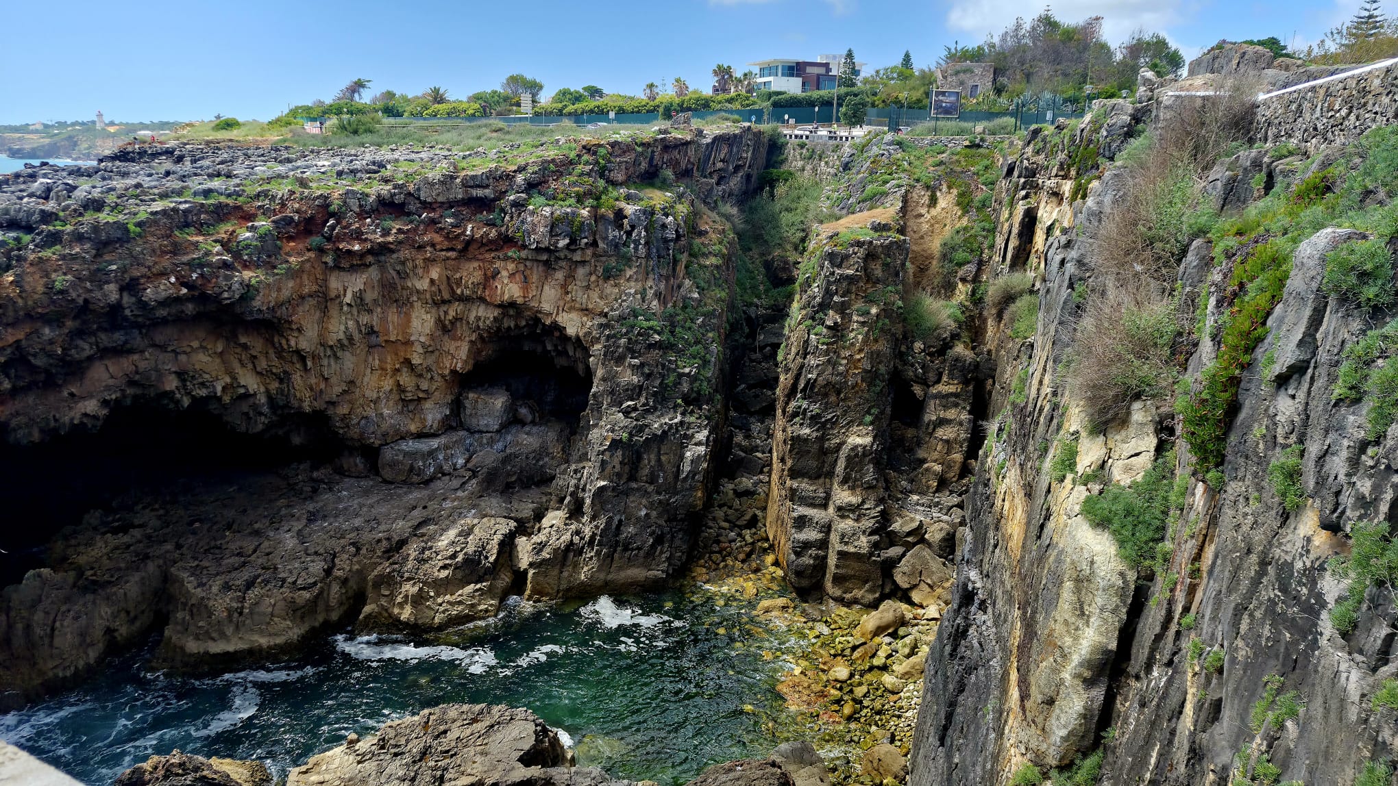 A formação rochosa da Boca do Inferno com o oceano ao fundo