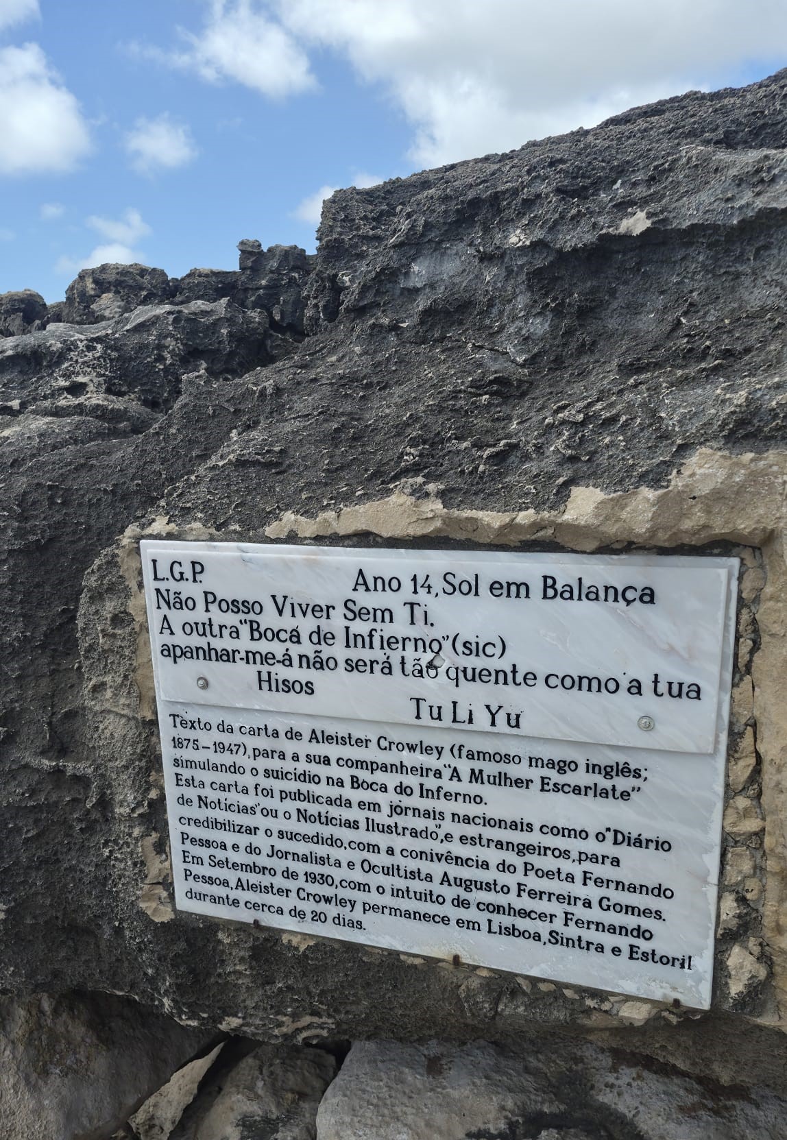 Placa com o texto da carta de Aleister Crowley na Boca do Inferno