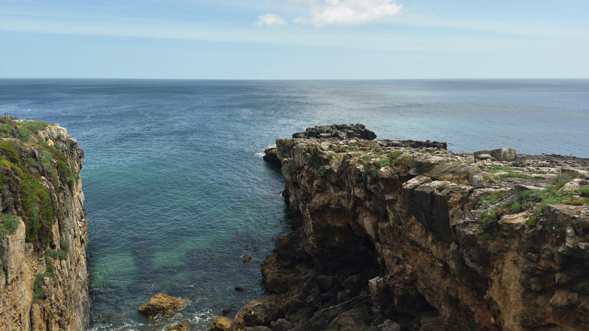 Vista da costa rochosa da Boca do Inferno em Cascais