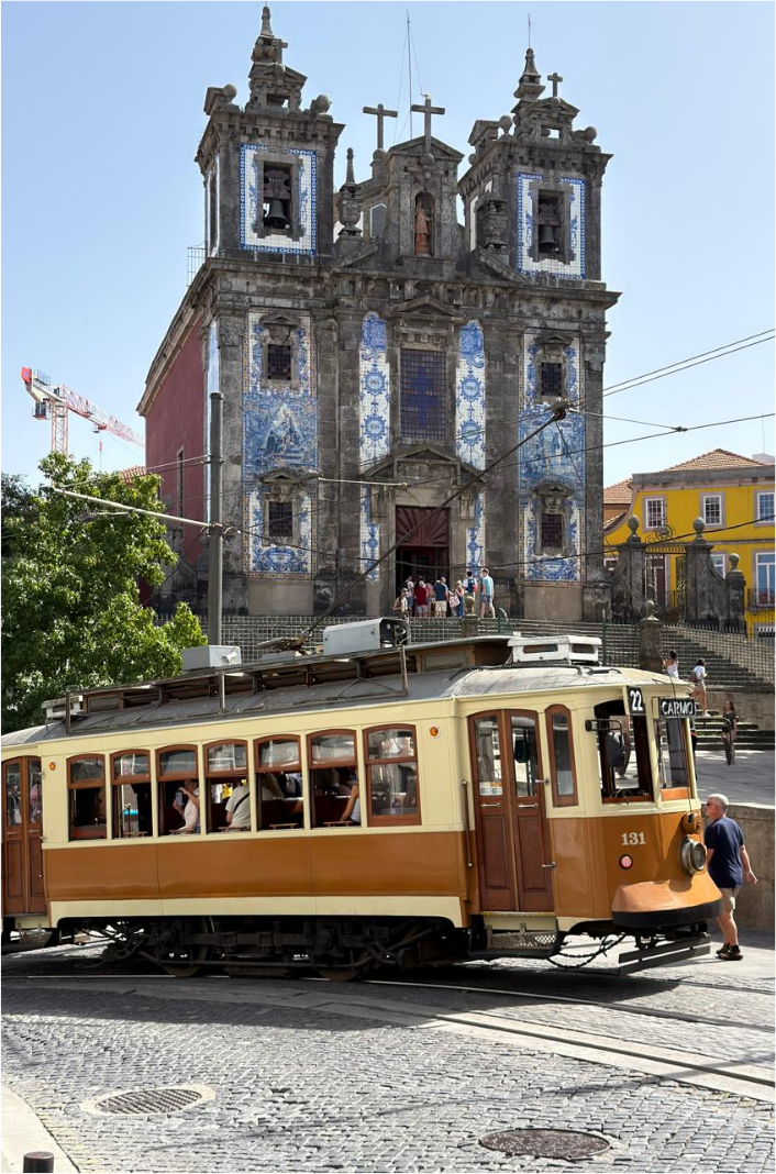 Bondinho histórico e igreja no centro do Porto, a caminho da Ribeira