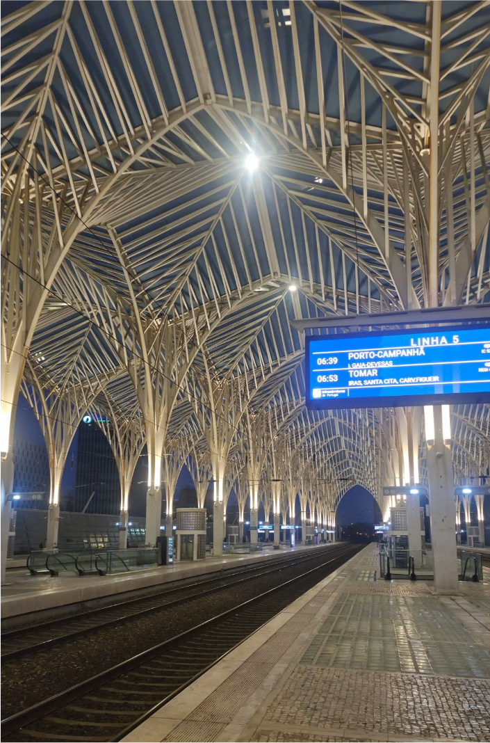Painel de partidas na Estação do Oriente, em Lisboa, ainda de madrugada