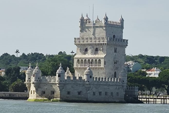 Fachada da Torre de Belém ao pôr do sol