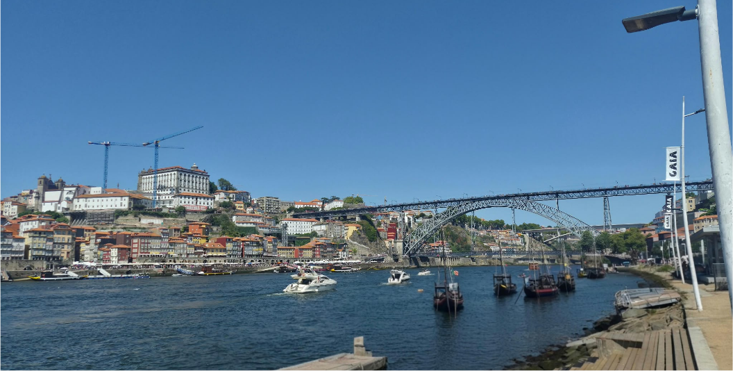 Vista da Ribeira do Porto e da Ponte Luís I a partir do rio Douro