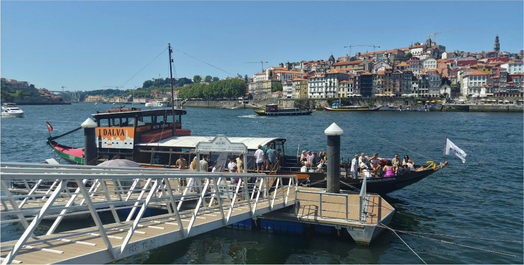 Embarque no barco Dalva, usado no nosso passeio pelo rio Douro, com o Porto ao fundo