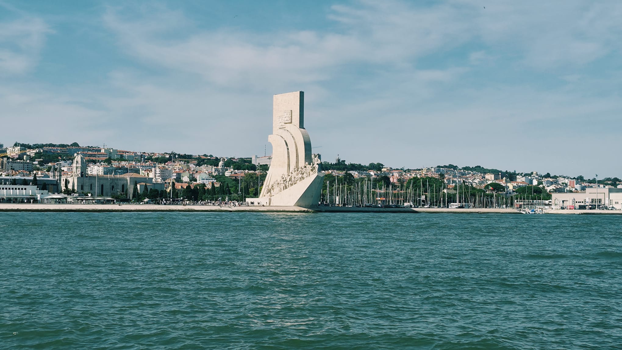 Vista do Padrão dos Descobrimentos a partir do Rio Tejo