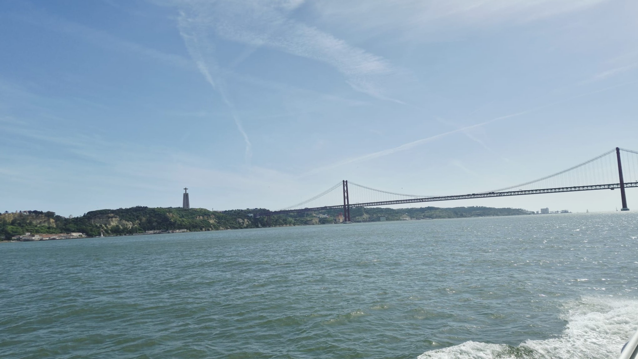 Ponte 25 de Abril e Cristo Rei vistos do Rio Tejo